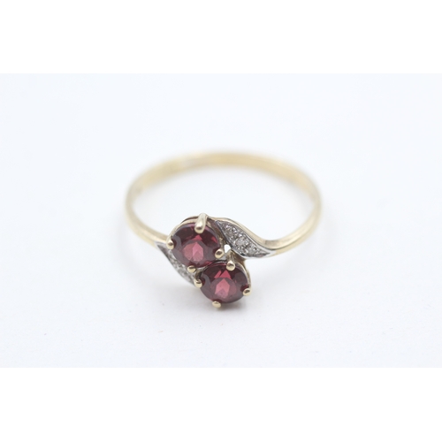 119 - 9ct gold garnet and diamond shoulder set ring (2.8g) Size S 1/2