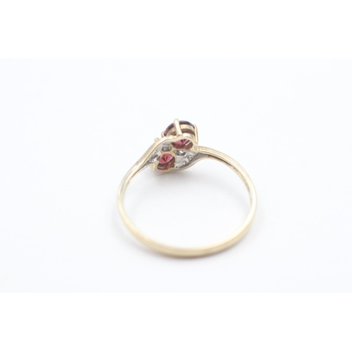 119 - 9ct gold garnet and diamond shoulder set ring (2.8g) Size S 1/2