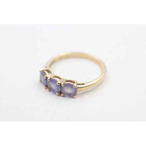 120 - 9ct gold three stone tanzanite ring (2.2g) Size P