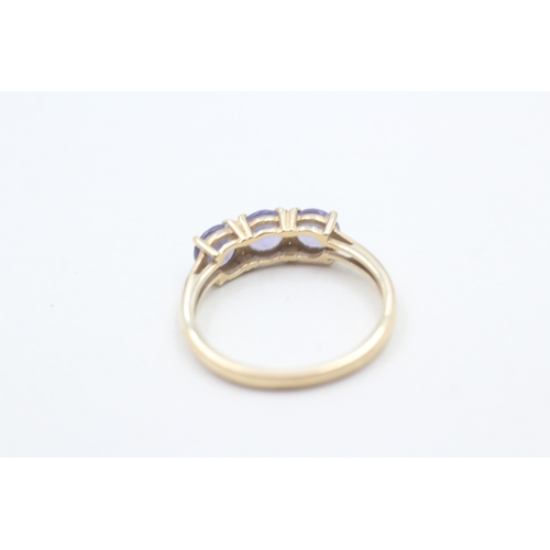 120 - 9ct gold three stone tanzanite ring (2.2g) Size P