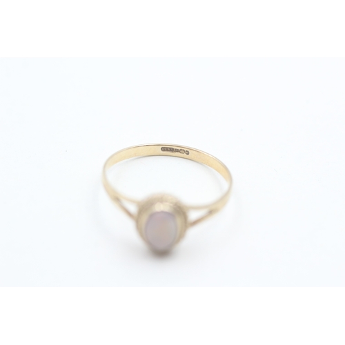 137 - 9ct gold and opal cabochon ring (1.6g) Size R