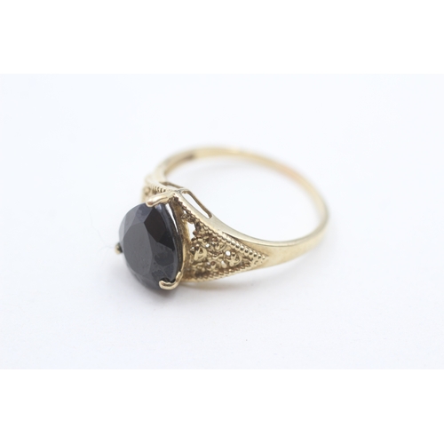 141 - 9ct gold pear cut sapphire set cocktail ring (3.2g) Size S