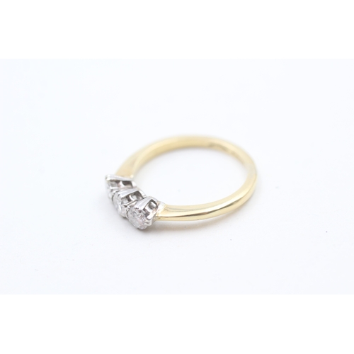 147 - 18ct gold round brilliant cut diamond three stone ring (3.2g) Size M