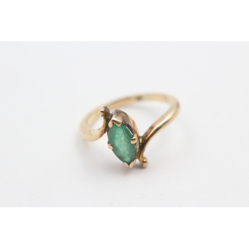 157 - 18ct gold marquise cut emerald dress ring (3.2g) Size K