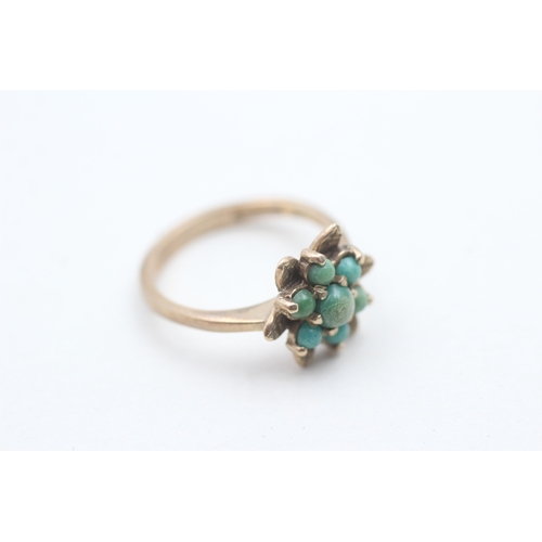 164 - 9ct gold and turquoise flower cluster set ring (3.1g) Size L 1/2