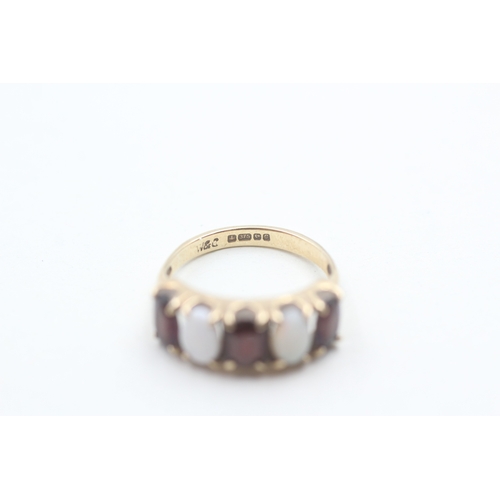 165 - 9ct gold opal and garnet ring (2.5g) Size L