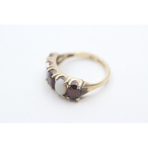 165 - 9ct gold opal and garnet ring (2.5g) Size L