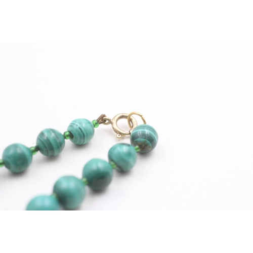 18 - 9ct gold malachite bracelet (20.2g)