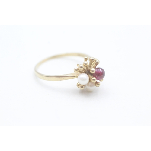 184 - 9ct gold cultured pearl and garnet ring (2.6g) Size Q