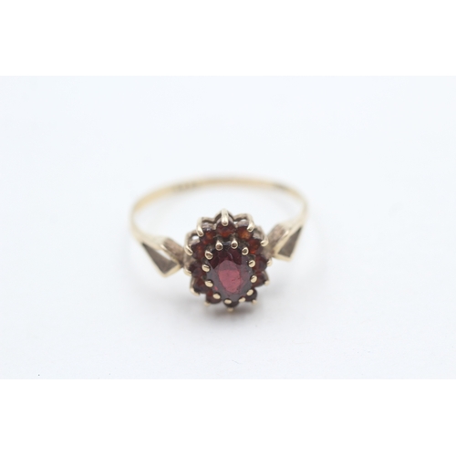 19 - 9ct gold vintage garnet cluster ring (2.3g) Size V 1/2