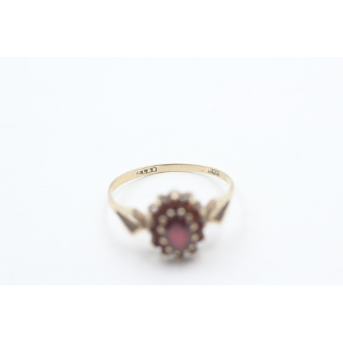 19 - 9ct gold vintage garnet cluster ring (2.3g) Size V 1/2