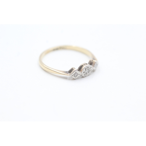 191 - 18ct gold and three diamond set ring (1.4g) Size M