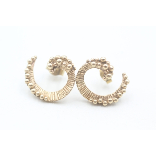 192 - 9ct gold textured spiral shape stud earrings (4.1g)