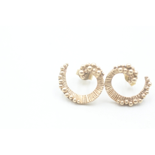 192 - 9ct gold textured spiral shape stud earrings (4.1g)