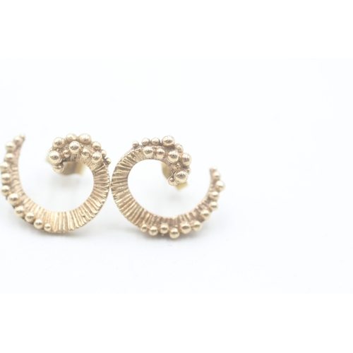 192 - 9ct gold textured spiral shape stud earrings (4.1g)