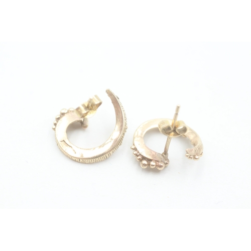 192 - 9ct gold textured spiral shape stud earrings (4.1g)