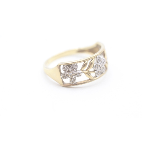 196 - 9ct gold and diamond flower design ring (2.8g) Size S