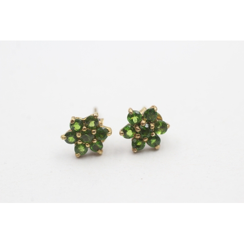 209 - 9ct gold diopside flower set stud earrings (1.2g)