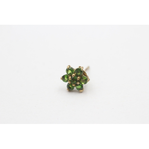 209 - 9ct gold diopside flower set stud earrings (1.2g)