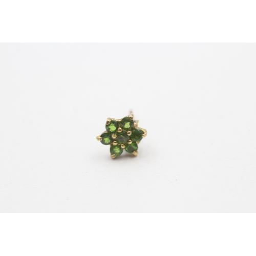 209 - 9ct gold diopside flower set stud earrings (1.2g)