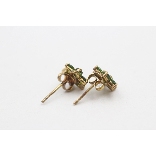 209 - 9ct gold diopside flower set stud earrings (1.2g)