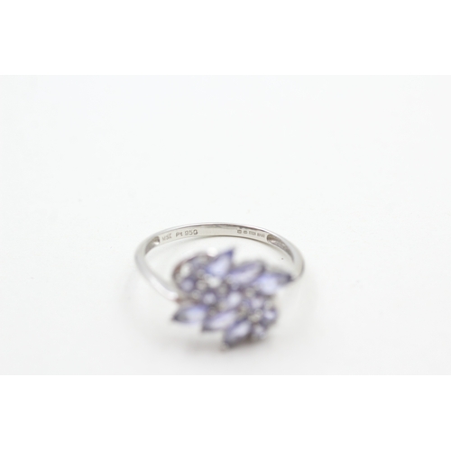 212 - 950 platinum and tanzanite ring (3.6g) Size P