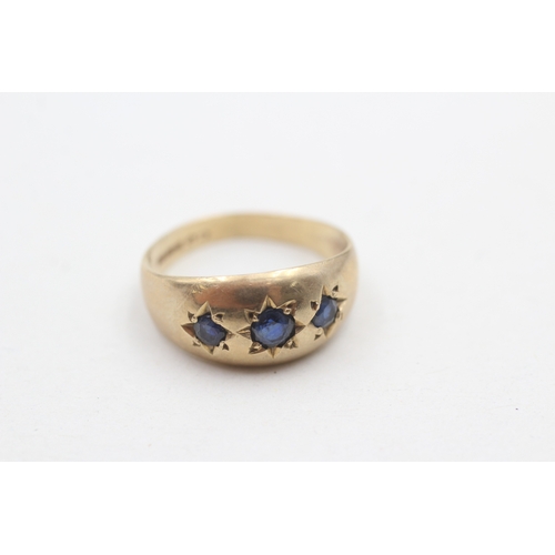 221 - 9ct gold sapphire flush star set ring (2.1g) Size J