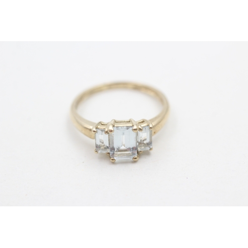 226 - 9ct gold and three stone aquamarine ring (1.9g) Size N