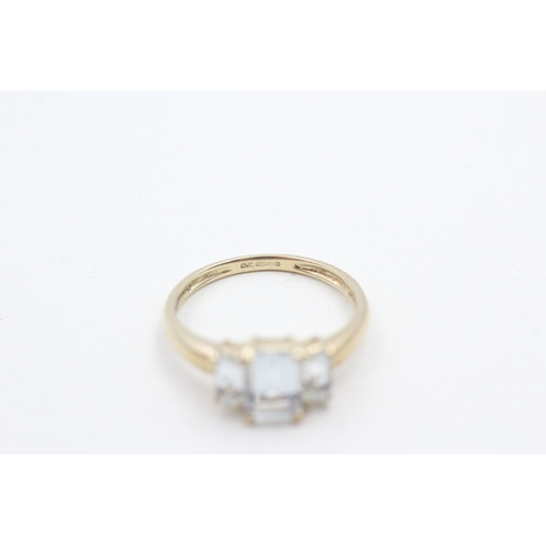 226 - 9ct gold and three stone aquamarine ring (1.9g) Size N