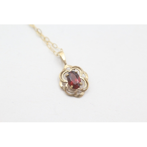 231 - 9ct gold and garnet pendant on chain (0.8g)