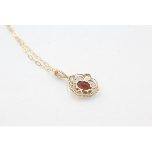 231 - 9ct gold and garnet pendant on chain (0.8g)