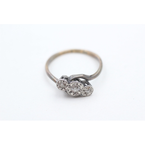 239 - 15ct gold antique star set old mine cut diamond trilogy ring (3.2g) Size P