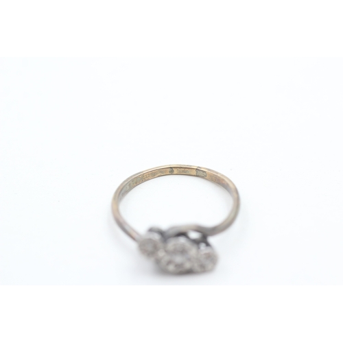 239 - 15ct gold antique star set old mine cut diamond trilogy ring (3.2g) Size P