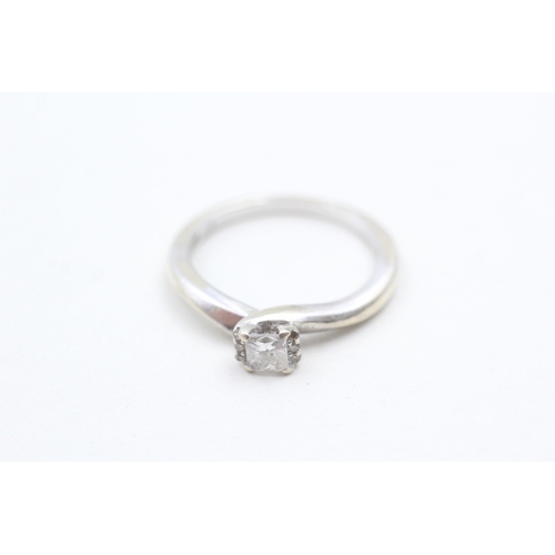 243 - 9ct white gold princess cut diamond single stone ring with diamond sides (2.2g) Size L