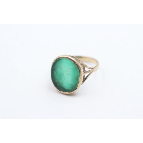 245 - 9ct gold chrysoprase agate intaglio dress ring (1.7g) Size G