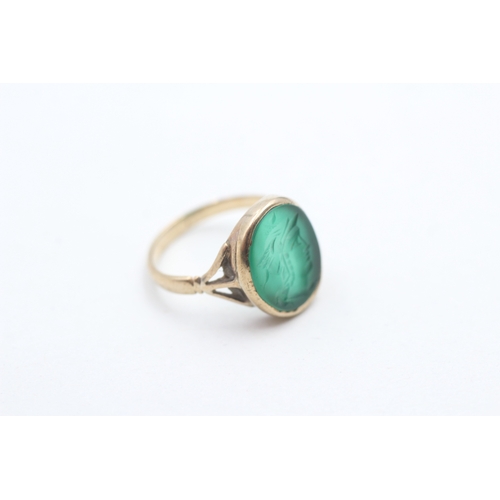 245 - 9ct gold chrysoprase agate intaglio dress ring (1.7g) Size G