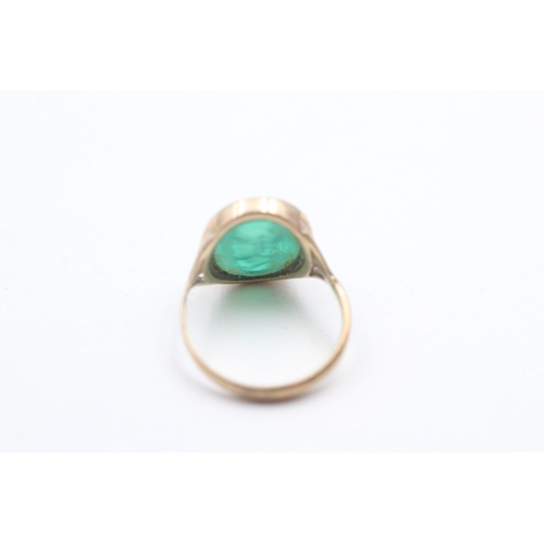 245 - 9ct gold chrysoprase agate intaglio dress ring (1.7g) Size G