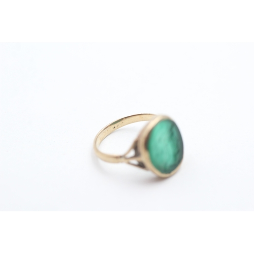 245 - 9ct gold chrysoprase agate intaglio dress ring (1.7g) Size G