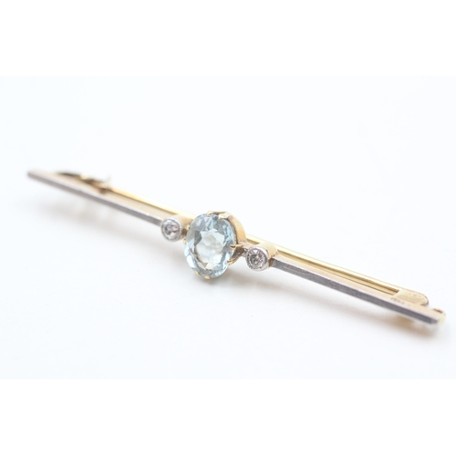 246 - 15ct gold & platinum antique oval cut aquamarine & diamond three stone bar brooch (4g)