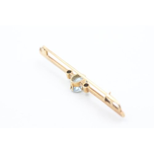 246 - 15ct gold & platinum antique oval cut aquamarine & diamond three stone bar brooch (4g)