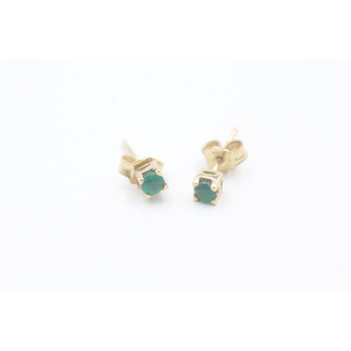 249 - 14ct gold chrysoprase stud earrings (1g)