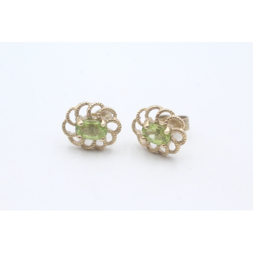 253 - 9ct gold peridot stud earrings (1.8g)