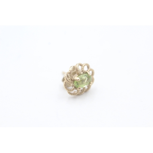 253 - 9ct gold peridot stud earrings (1.8g)