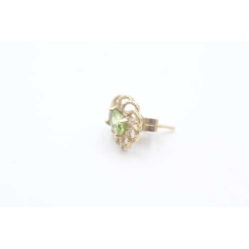 253 - 9ct gold peridot stud earrings (1.8g)