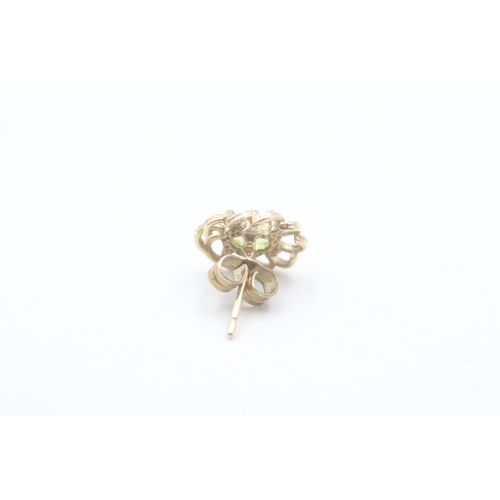 253 - 9ct gold peridot stud earrings (1.8g)