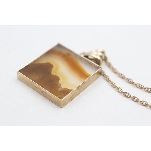 255 - 9ct gold and agate pendant on chain (4.2g)