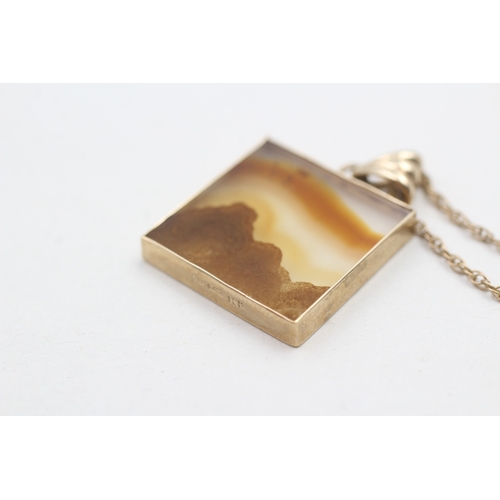 255 - 9ct gold and agate pendant on chain (4.2g)