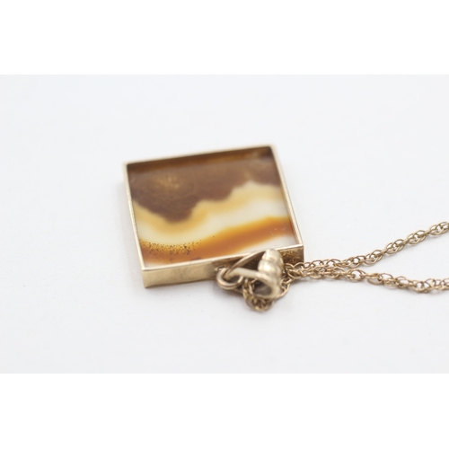 255 - 9ct gold and agate pendant on chain (4.2g)