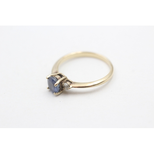 257 - 9ct gold blue and white sapphire ring (2g) Size O 1/2