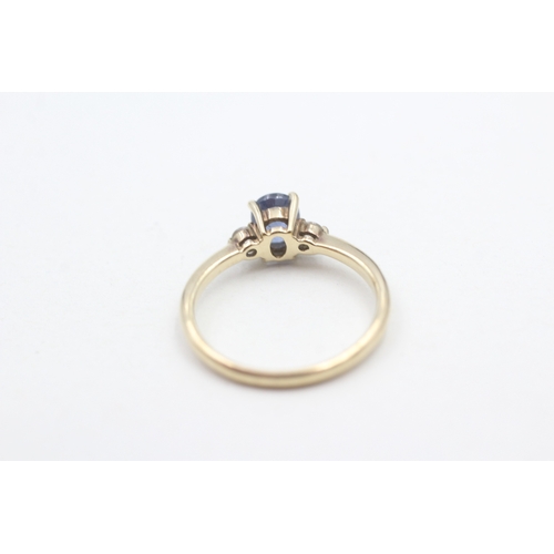 257 - 9ct gold blue and white sapphire ring (2g) Size O 1/2